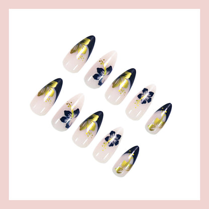 Kunstnagelset mit einzigartigen Blüten- und Goldverzierungen Brehn