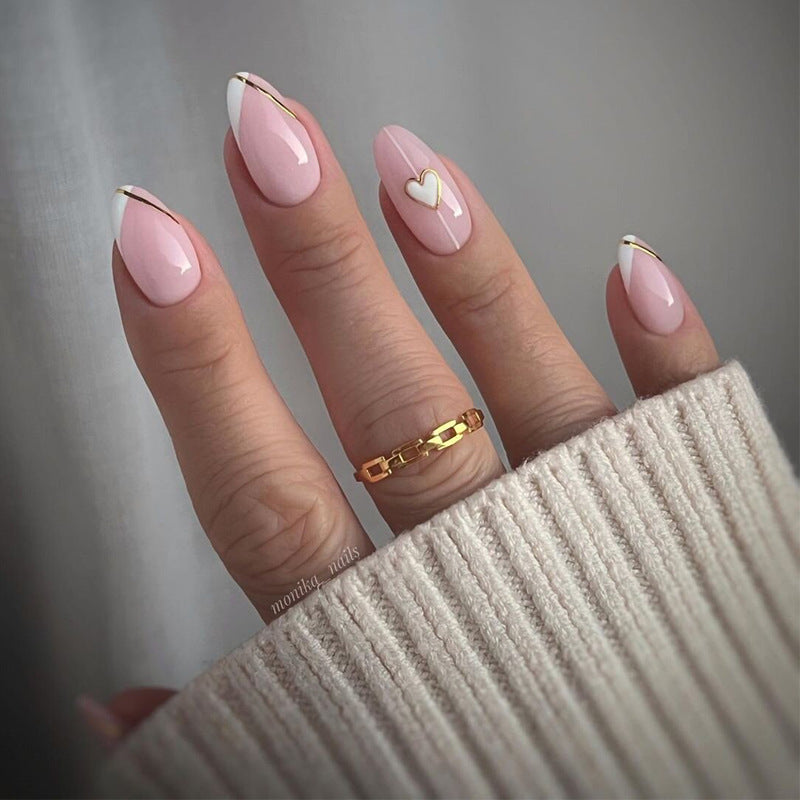 Elegantes Press-On Nagelset mit dekorativen Herzen und goldenen Akzenten Brehn