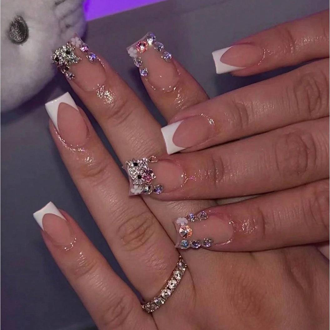 Kunstnagelset mit stilvollen Strassverzierungen Brehn