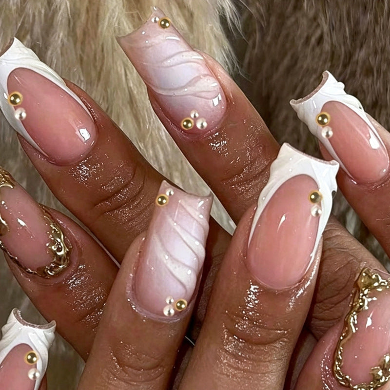 Kunstnagelset mit eleganten Goldakzenten Brehn