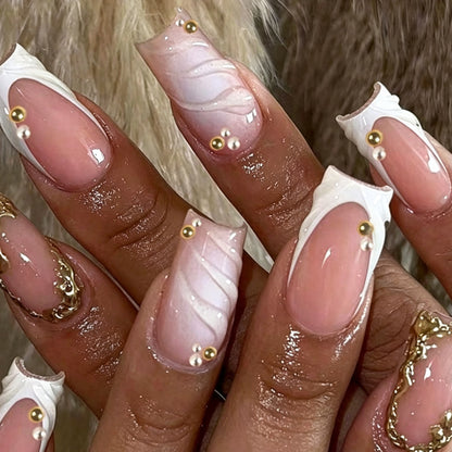 Kunstnagelset mit eleganten Goldakzenten Brehn
