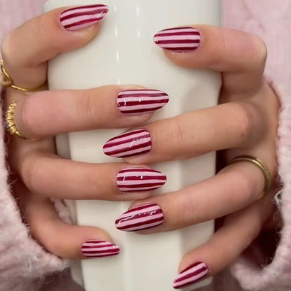 Kunstvolle Nailart mit gestreiftem Design Brehn