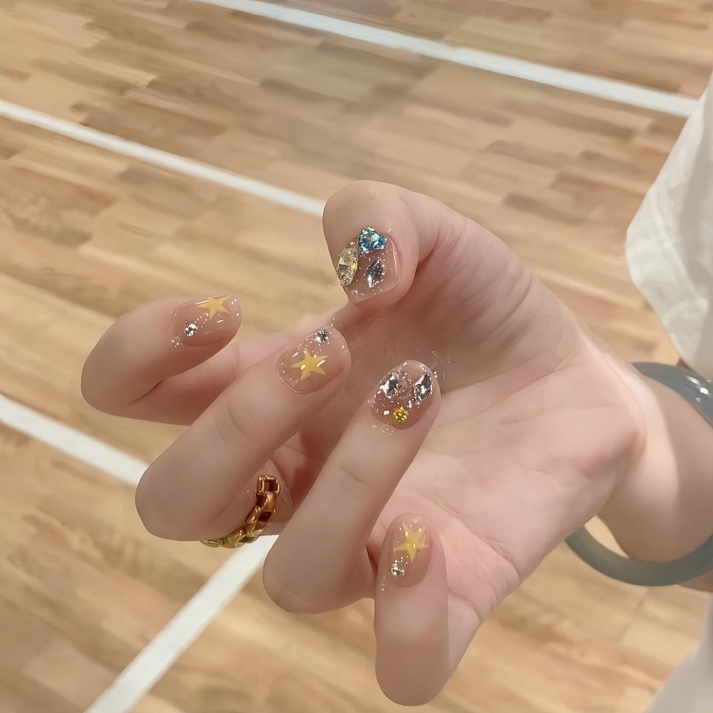 Glitzernde Nagelspitzen mit Eleganten Schmuckakzenten Brehn