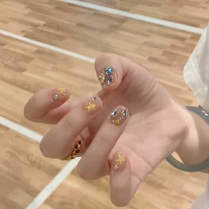 Glitzernde Nagelspitzen mit Eleganten Schmuckakzenten Brehn