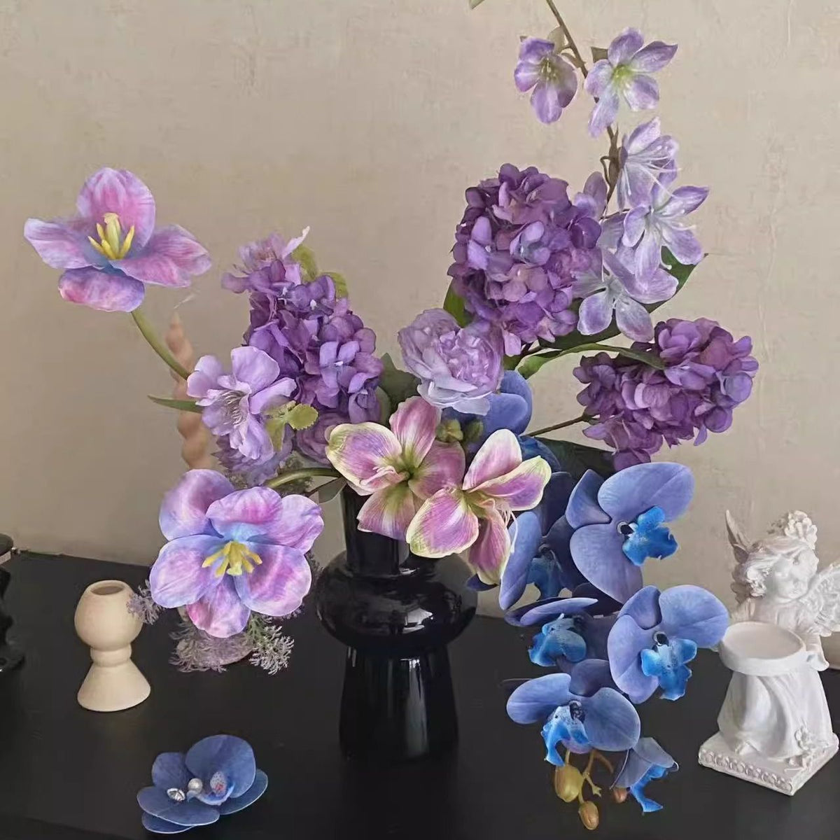 Lebensechtes Blumenarrangement in eleganter Vase