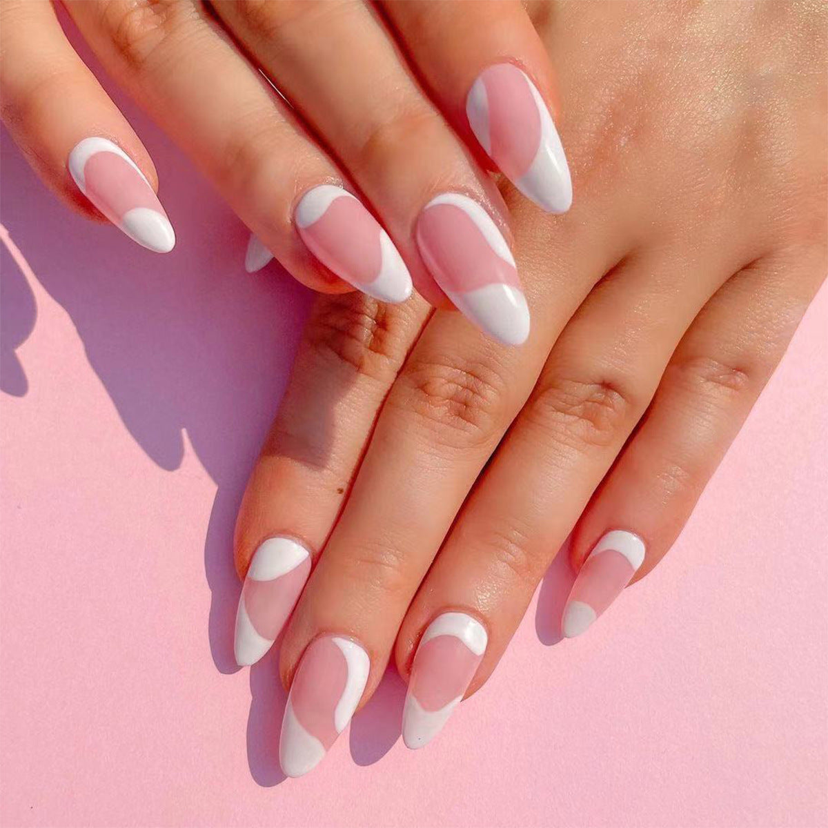Kunstvolle Stiletto-Nägel mit eleganten Farbstrukturen Brehn