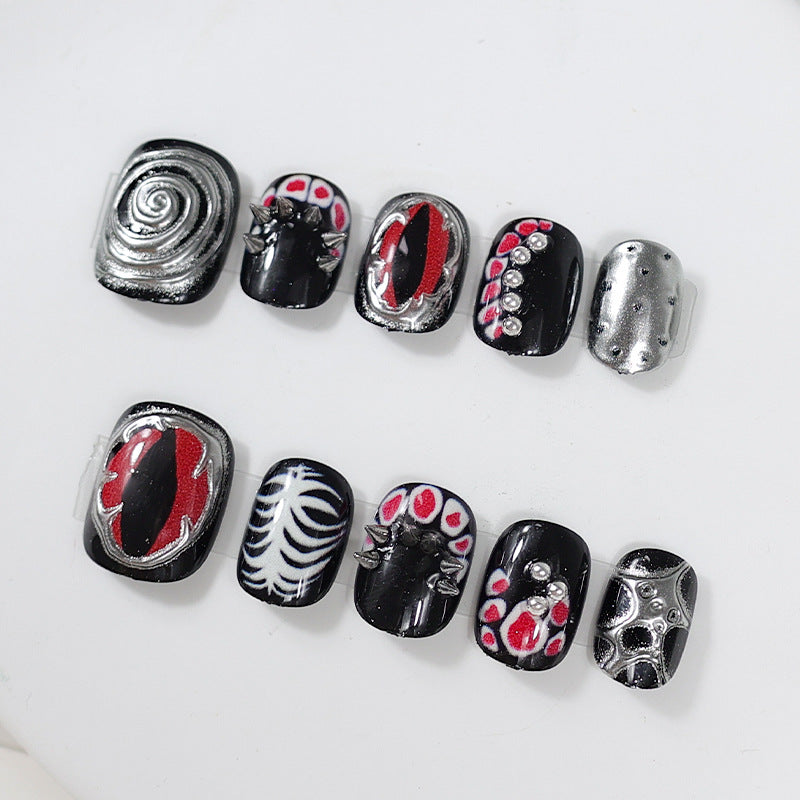 Kunstnagelset mit kreativen Mustern und glamourösen Details Brehn
