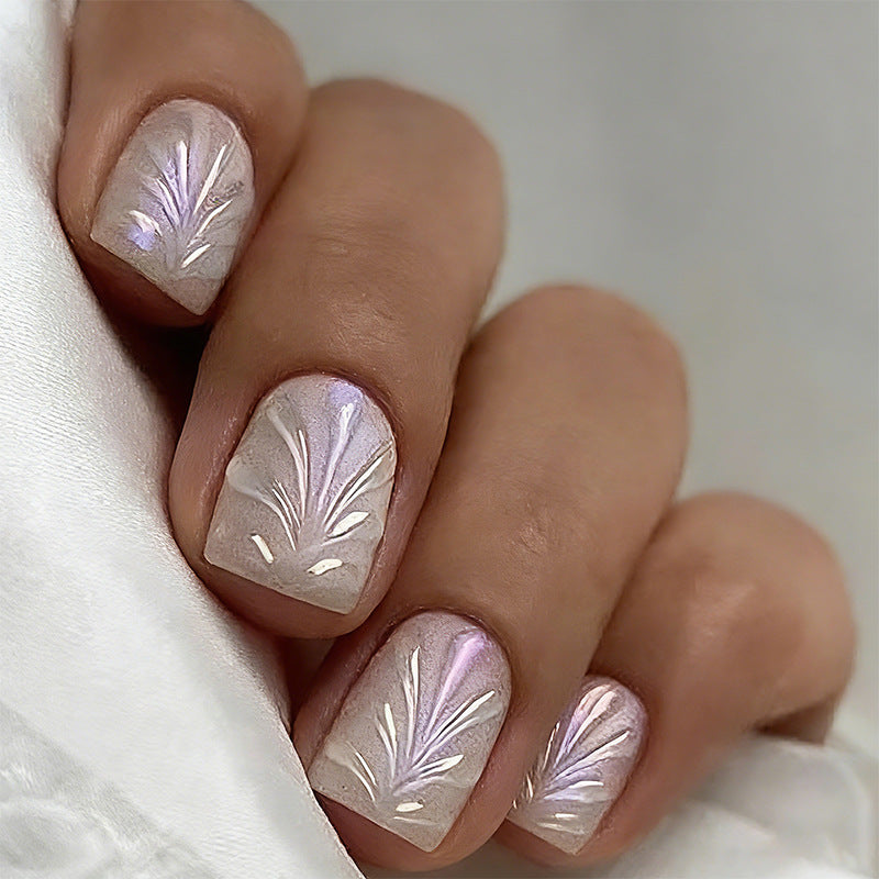 Luxuriöse Nagelkunst mit schimmerndem Design Brehn
