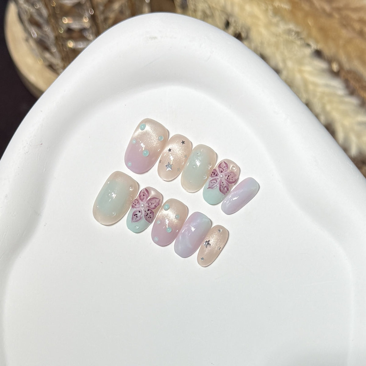 Floral-inspiriertes Press-On-Nagelkunst-Set mit Sternakzenten Brehn