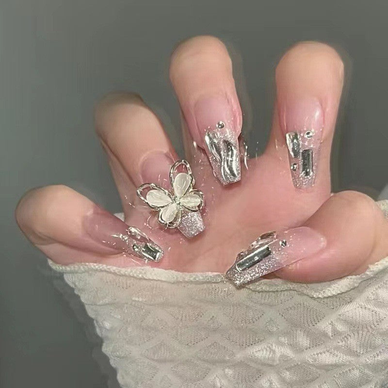 Glamouröse Kunstfingernägel mit Zarten Blüten- und Glitzereffekten Brehn