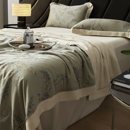 Luxuriöse Satin-Bettüberwurf-Garnitur mit floraler Jacquard-Stickerei Brehn