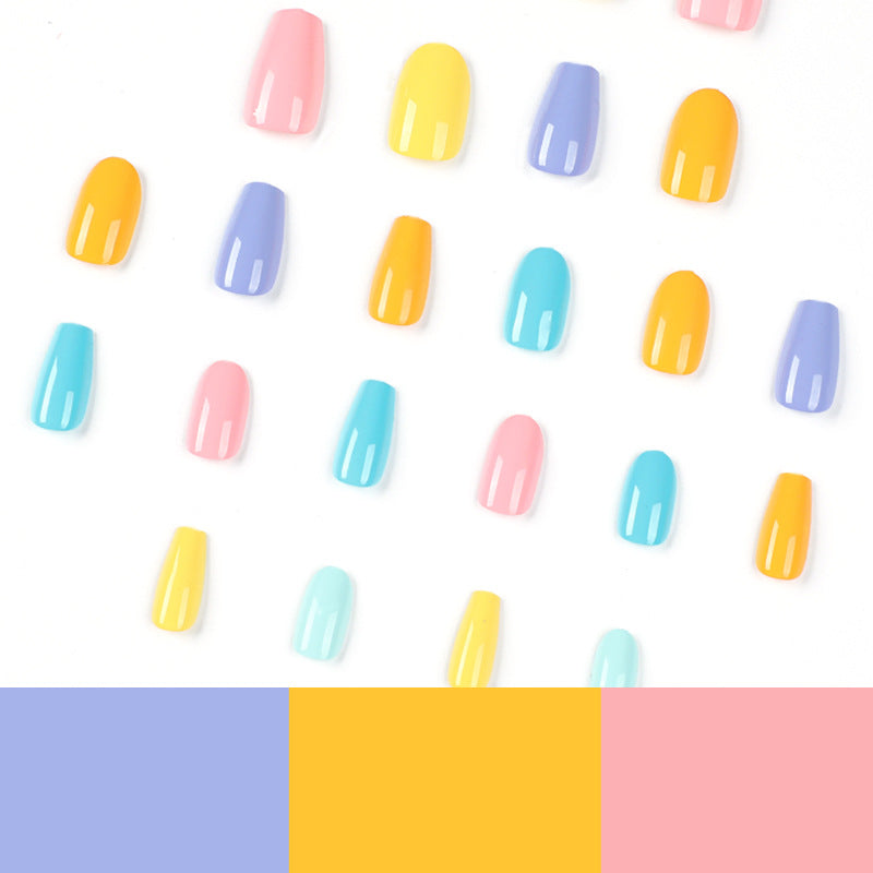 Künstliche Nagelkunst mit bunten Designs Brehn