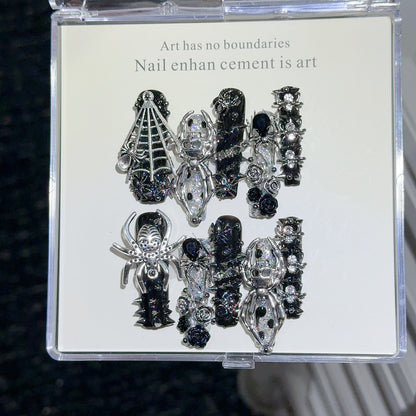 Gothic-inspirierte Nagelkunst-Dekorationen