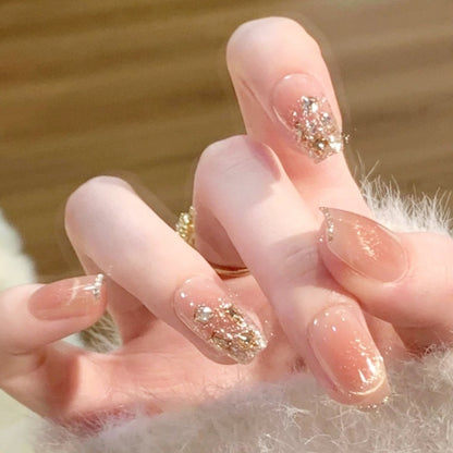 Kunstnagelset mit funkelnden Glitzer- und 3D-Applikationen Brehn
