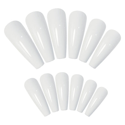 Kunstnagelset mit eleganten Spitzen und glänzendem Finish Brehn