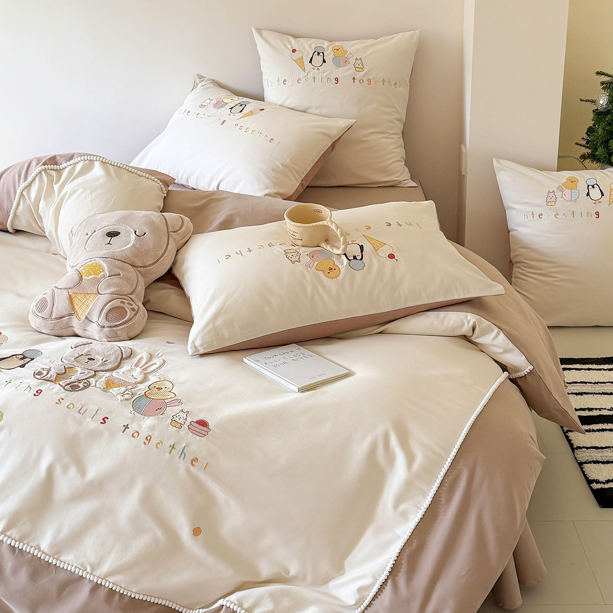 Besticktes Baumwollsatin Bettbezug-Set mit Pom-Pom-Bordüre und passenden Kissenbezügen