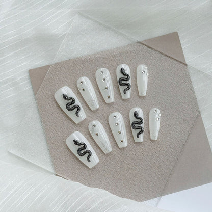 Künstlerisches Press-On Nagelkunstset mit Herz- und himmlischen Designs