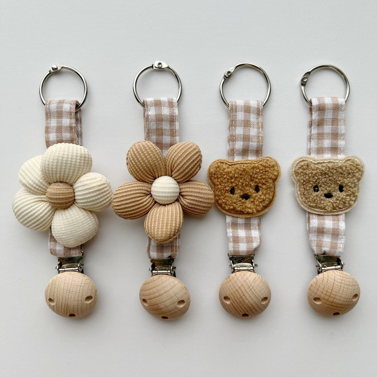 Handgefertigter Holz-Clip Schnullerhalter mit Gingham-Gurt und gepolstertem Blumenbeißring
