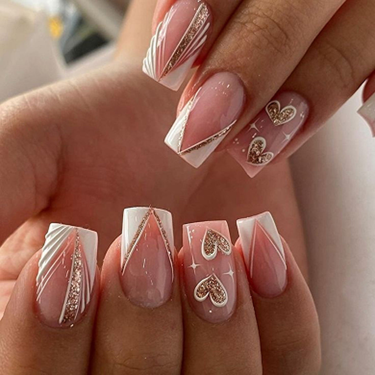 Kunstvolle Nagelkunst mit Herz-Design und Glitzereffekten Brehn
