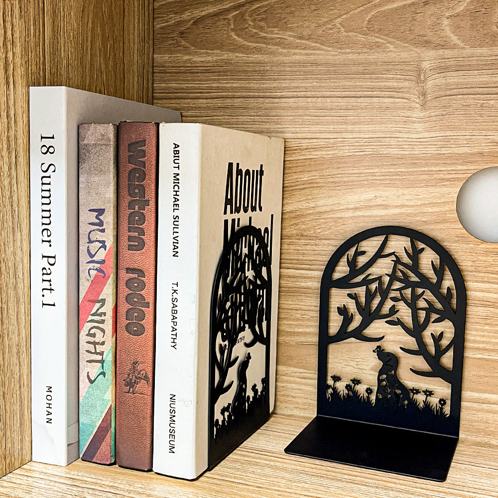 Dekorative Waldsilhouette Buchstützen