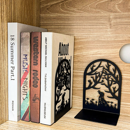 Dekorative Waldsilhouette Buchstützen