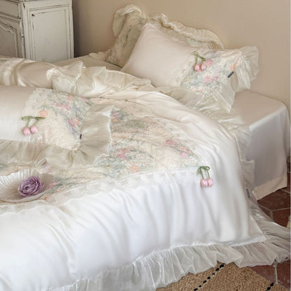 Vintage-inspirierte Satin-Bettwäsche-Garnitur mit Volant, Spitzenbordüre und floraler Aquarelloptik Brehn