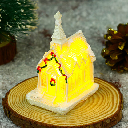 Beleuchtetes Weihnachtsdorfhaus mit festlicher Dekoration Brehn