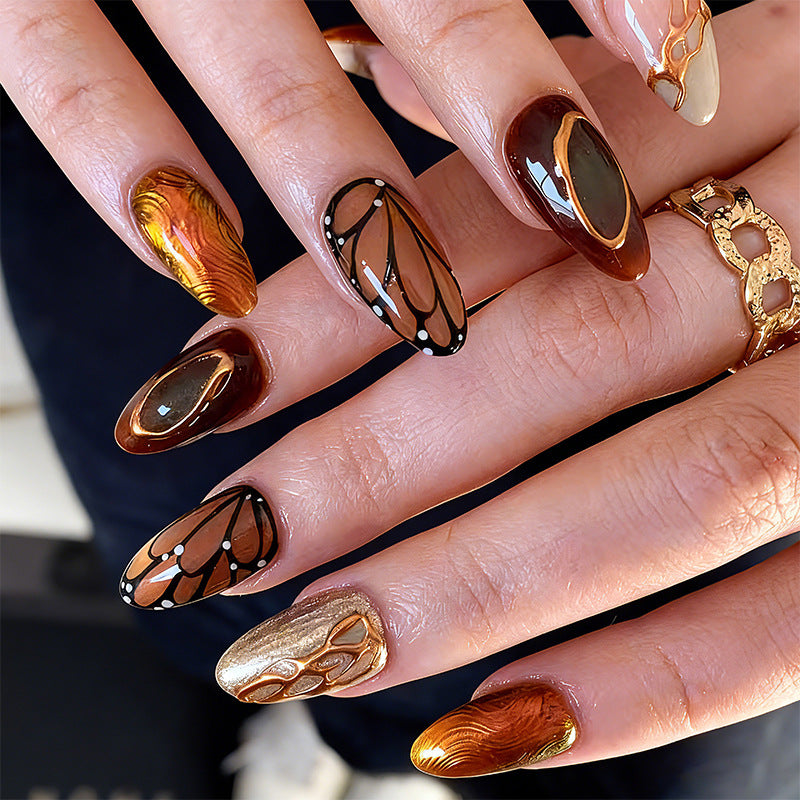 Kunstnagelset mit elegantem Gold- und Schwarzdesign Brehn