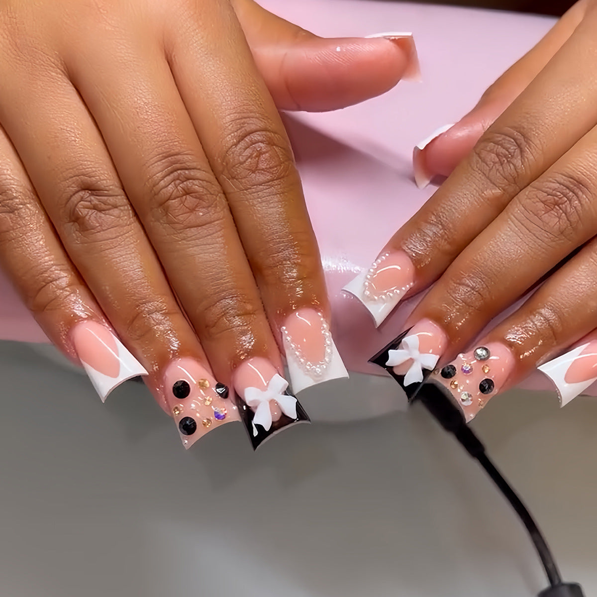 Dekoratives Press-On-Nagelset mit elegantem Design Brehn