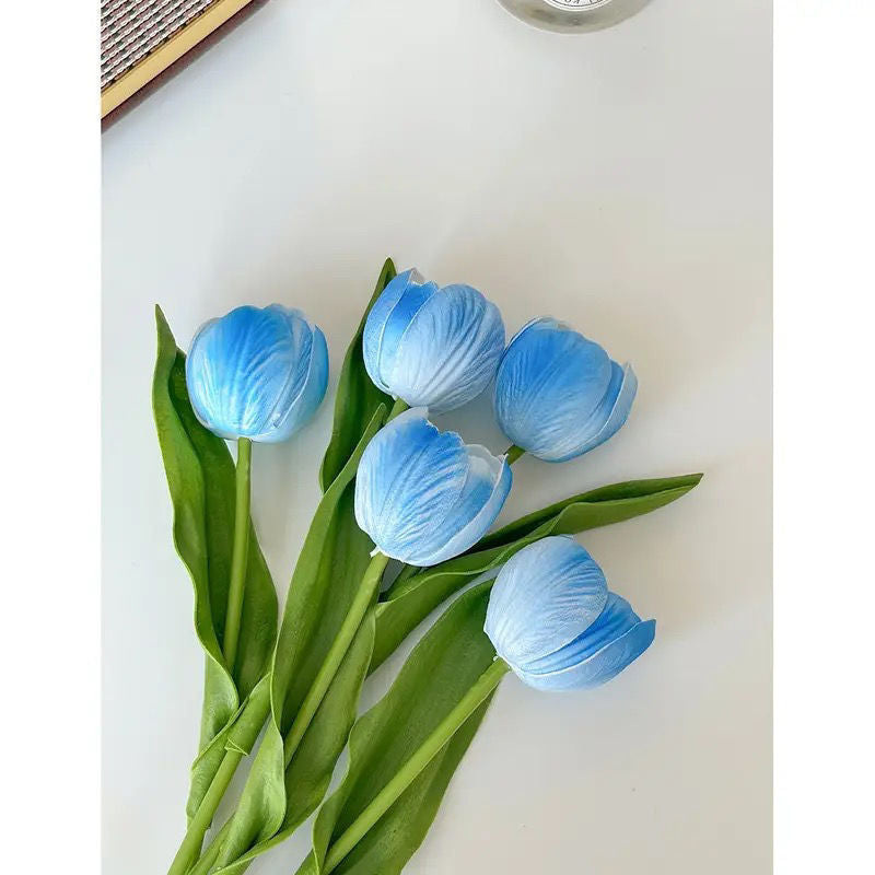 Dekorativer künstlicher Tulpenstrauß