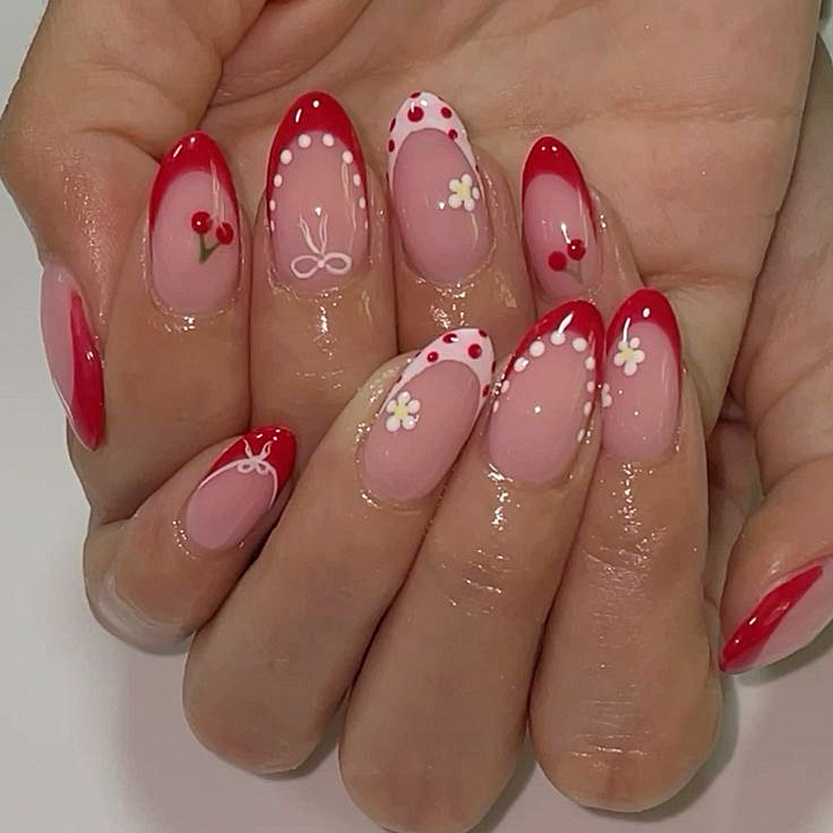 Kunstvolle Nagelverlängerungen mit fröhlichem Kirsch-Design Brehn