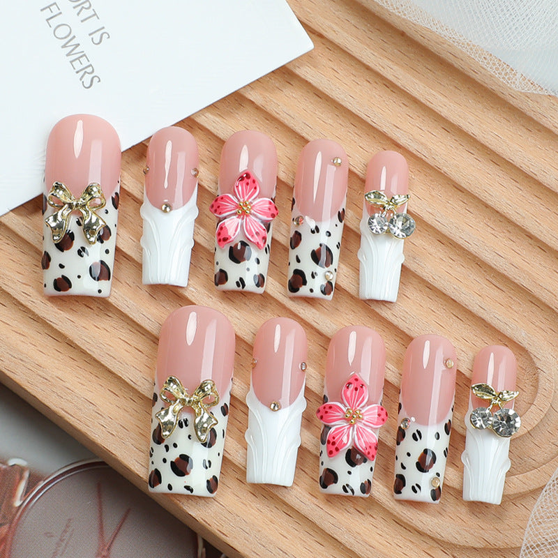 Kunstnagelset mit elegantem Leoparden-Design und floralen Akzenten Brehn