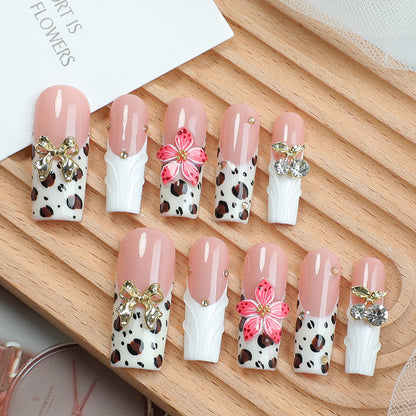 Kunstnagelset mit elegantem Leoparden-Design und floralen Akzenten Brehn