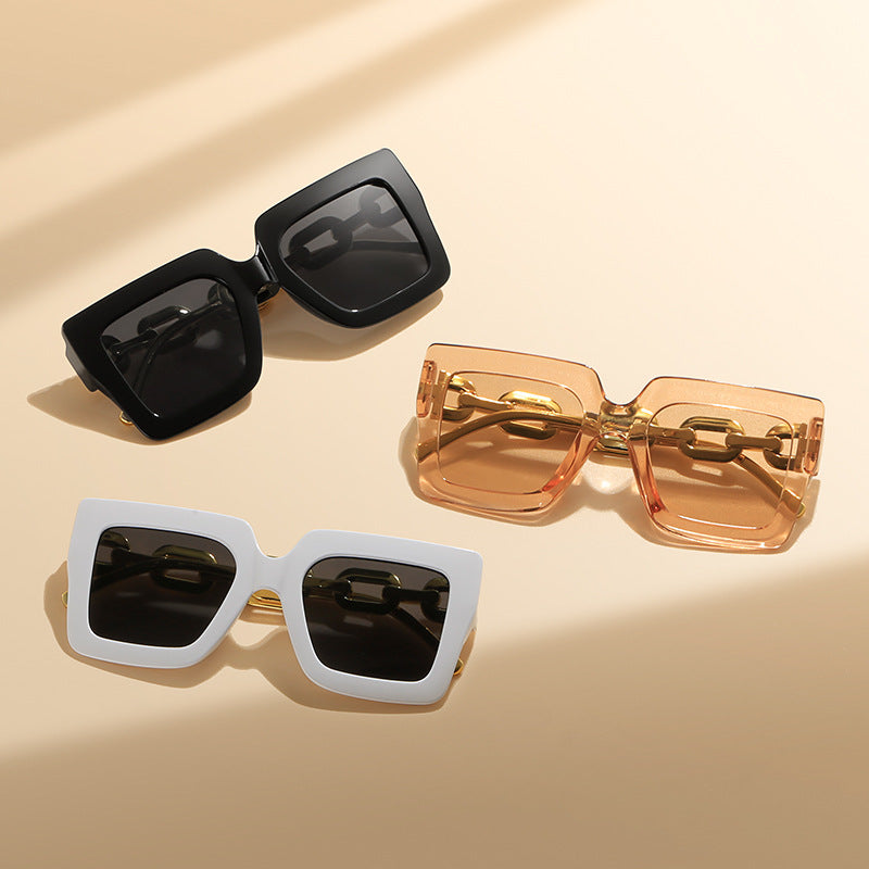 Damen Modische Sonnenbrille mit einzigartigem rechteckigen Rahmen und Kettendetails Brehn