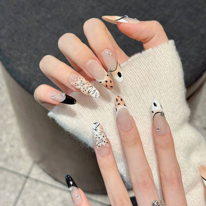 Künstlerisches Press-On-Nagelkunst-Set mit eleganten Designs