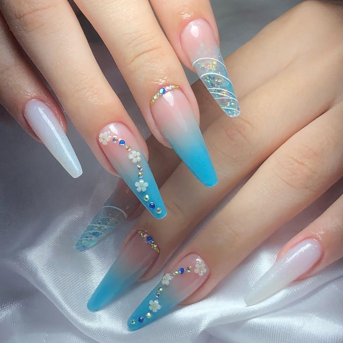 Kunstvolle Nagelverlängerungen mit floralem Ombre-Design Brehn