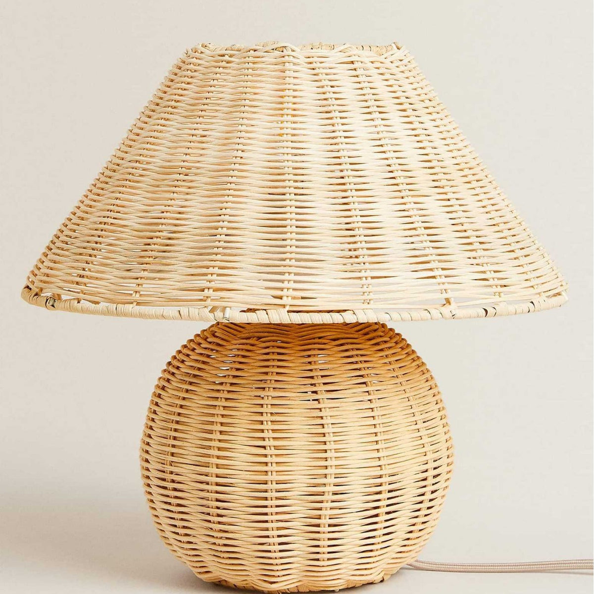 Handgefertigte Rattan-Tischlampe Brehn