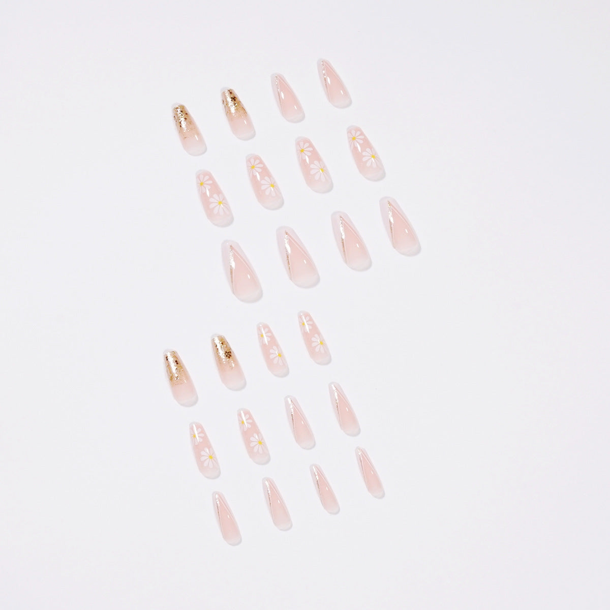 Kunstvolle Nagelverlängerungen mit floralen Designs und Glitzerakzenten Brehn