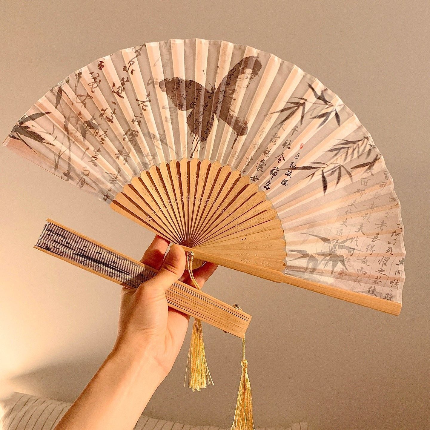Handgefertigter Fächer mit Elegantem Schmetterlingsmotiv Brehn