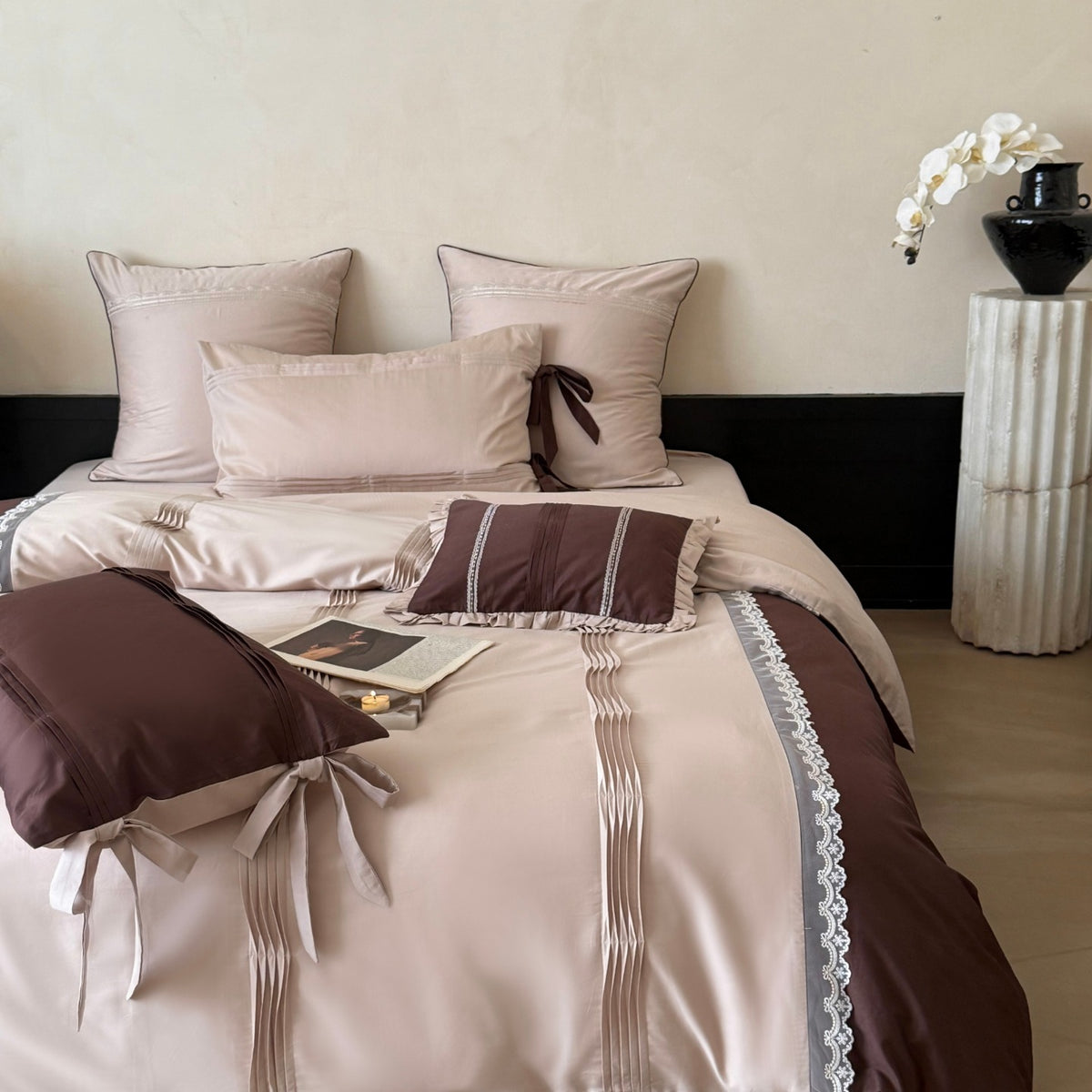 Elegante Bettwäsche-Garnitur aus Baumwollsatin mit Zierfalten, Schleifen und Spitzenbordüre