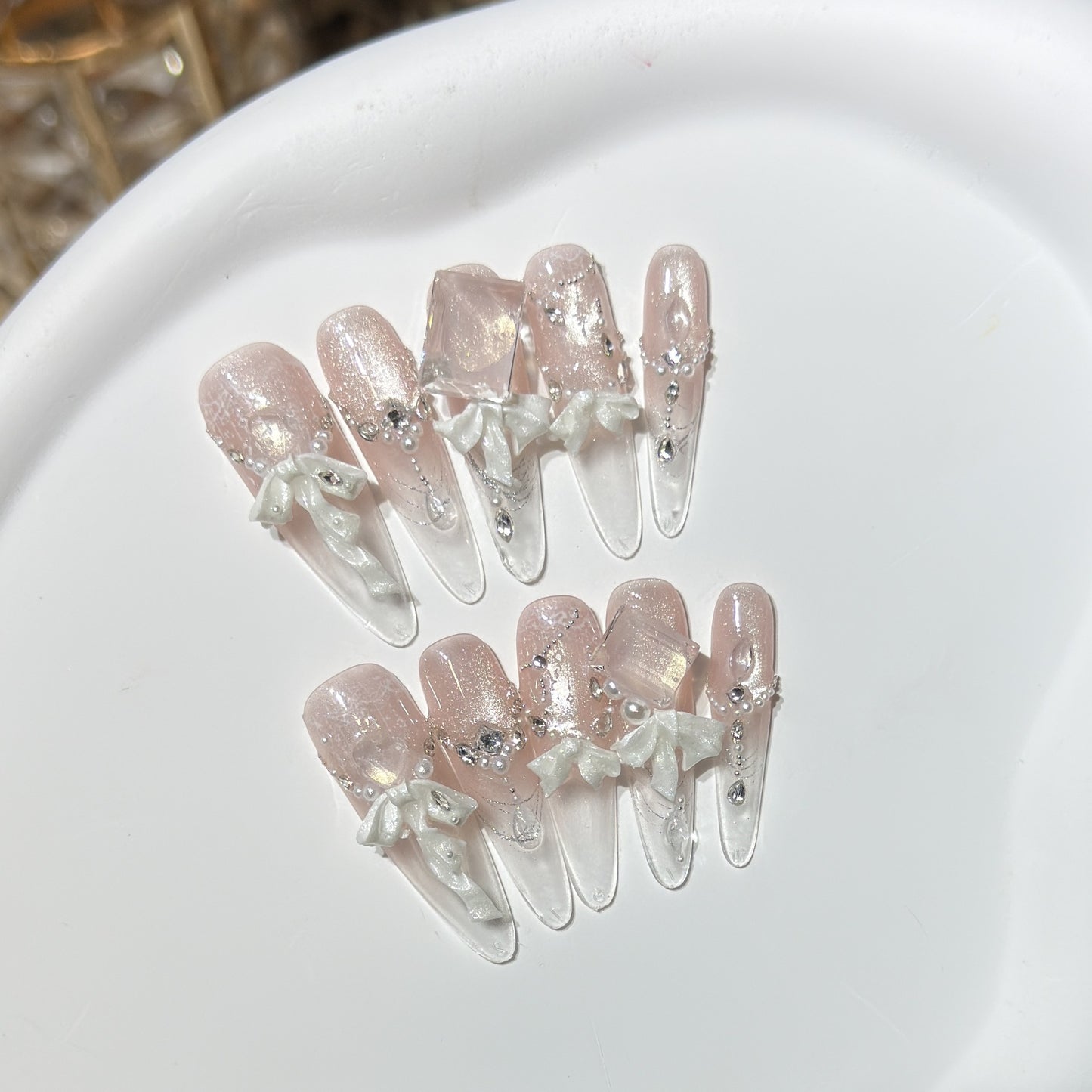 Elegantes Press-On-Acryl-Nagelset mit dekorativem Bogen und Glitzerakzenten Brehn