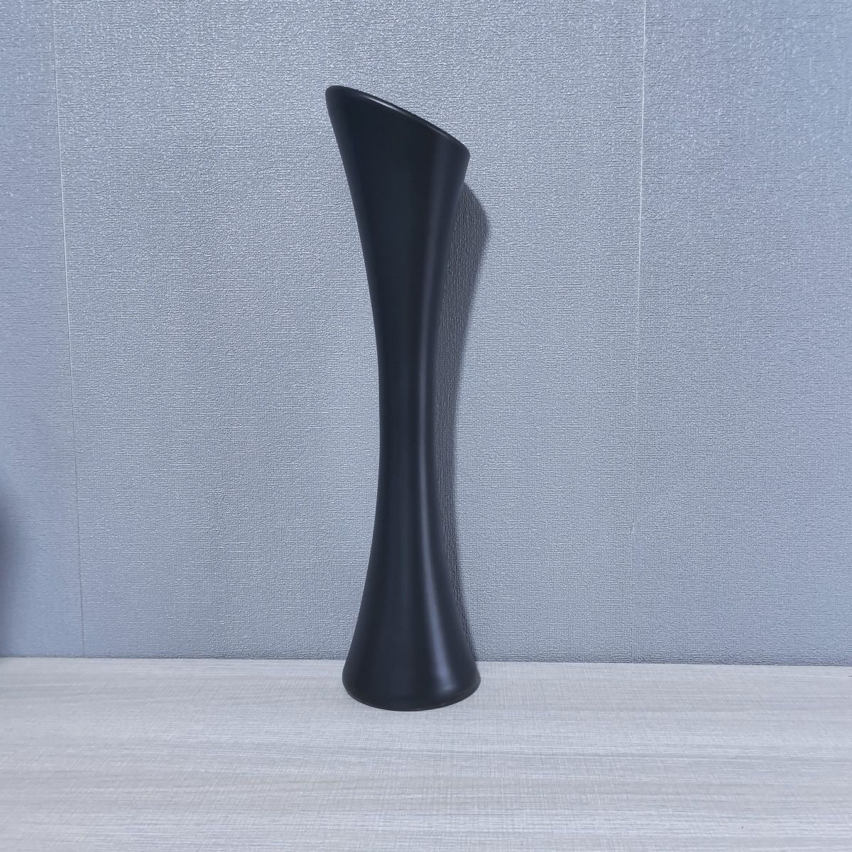 Elegante skulpturale Bodenvase Brehn