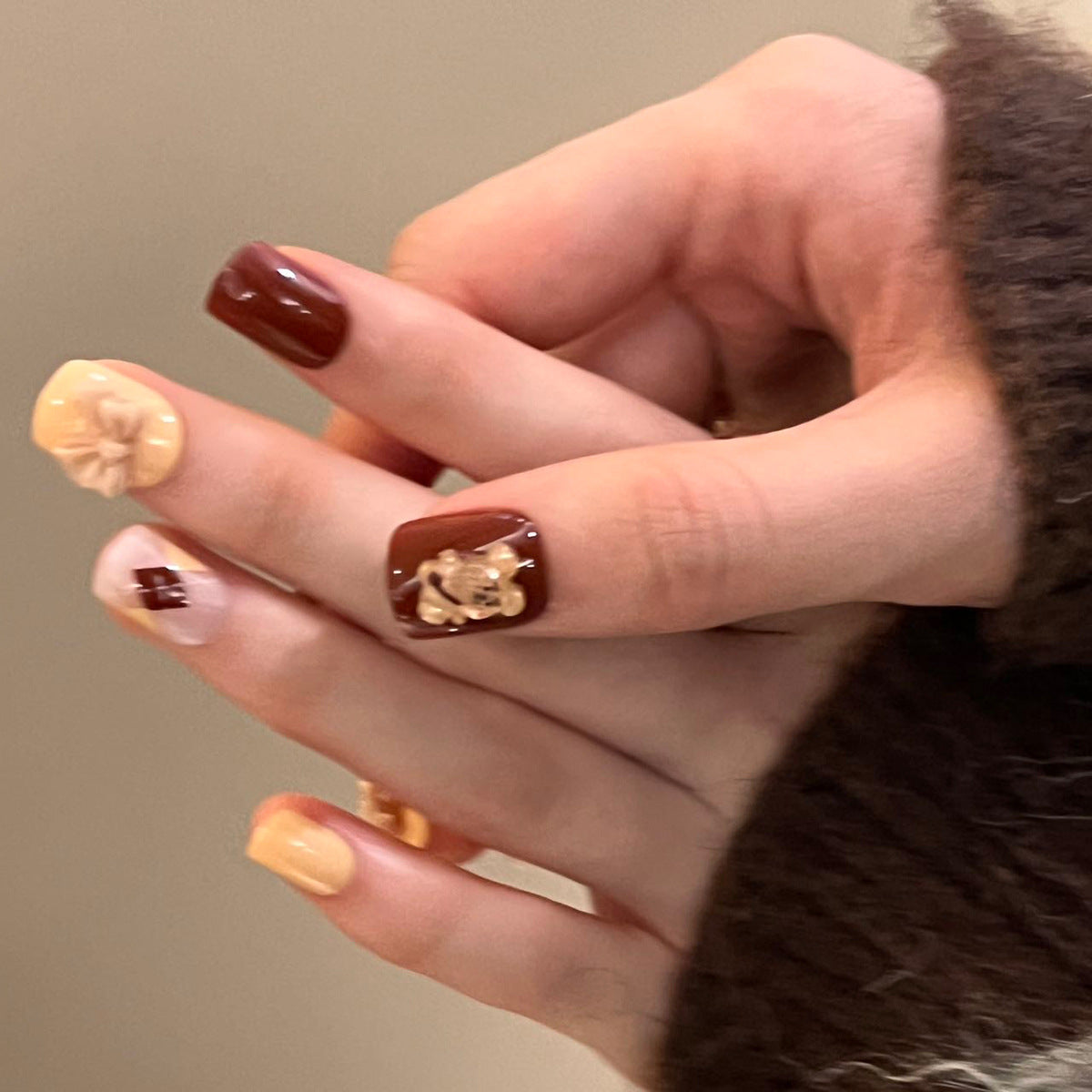 Kunstvolle Nagelverlängerungen im modernen Design mit Blütenakzenten Brehn
