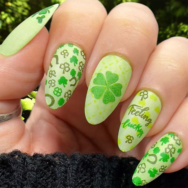 Kunstnagelset mit fröhlichen Kleeblatt-Designs und lässigen Schriftzugmotiven Brehn