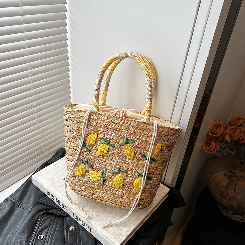 Bestickte Strohtasche für den Strand