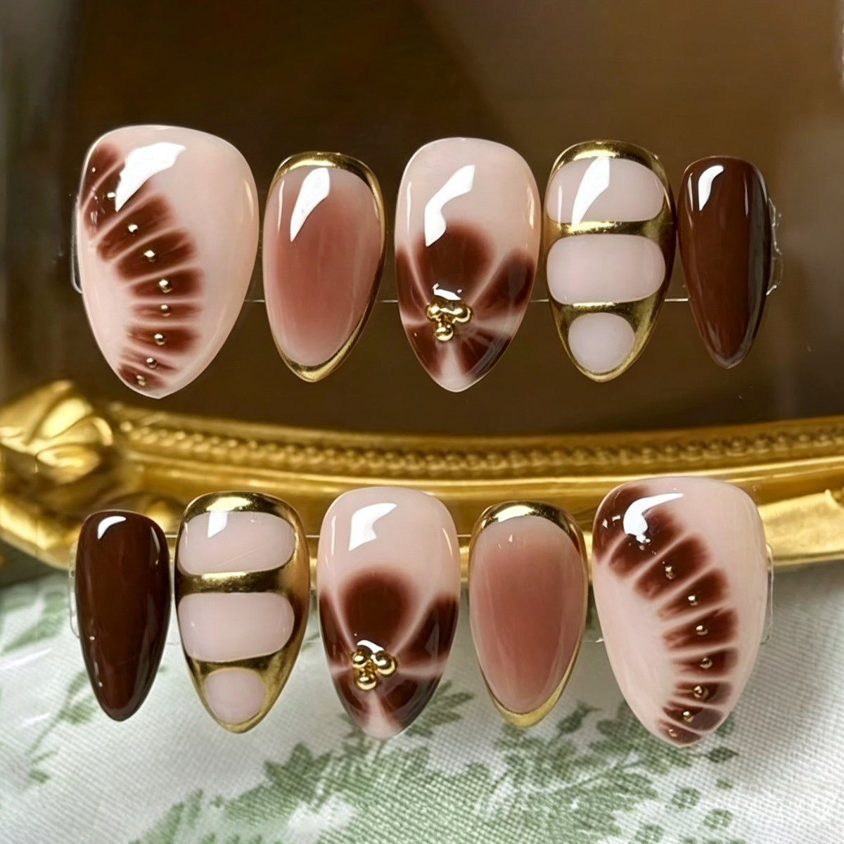 Elegantes dekoratives Press-On-Nail-Art-Set mit goldenen Akzenten Brehn