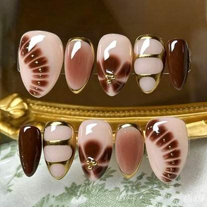 Elegantes dekoratives Press-On-Nail-Art-Set mit goldenen Akzenten Brehn
