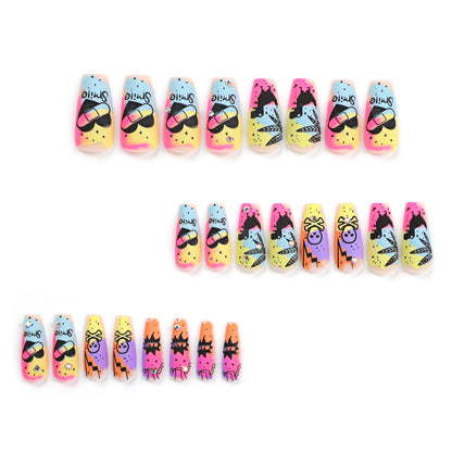 Kunstvolle Nagelkunst mit buntem Motiv und Glitzerverzierung Brehn