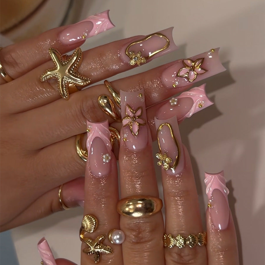 Kunstnagelset mit glamourösen goldenen Akzenten Brehn