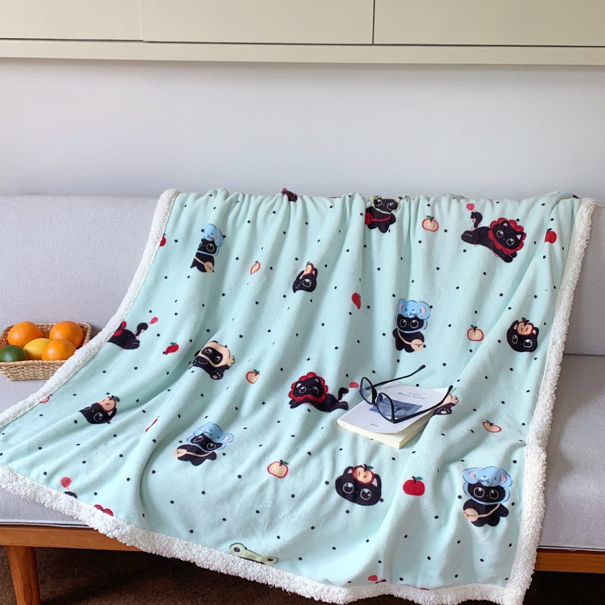 Wendbare Flauschdecke mit Cartoon-Katzenmotiv und Teddyfutter